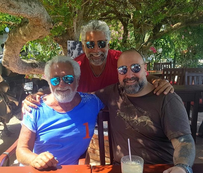 Şarkıcı Fedon'un yeğenine hırsızlık şoku